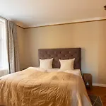 Elegant Scandinavian For 8 Guests *
