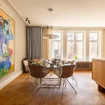 Elegant Scandinavian For 8 Guests