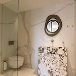 Elegant Scandinavian For 8 Guests アパート