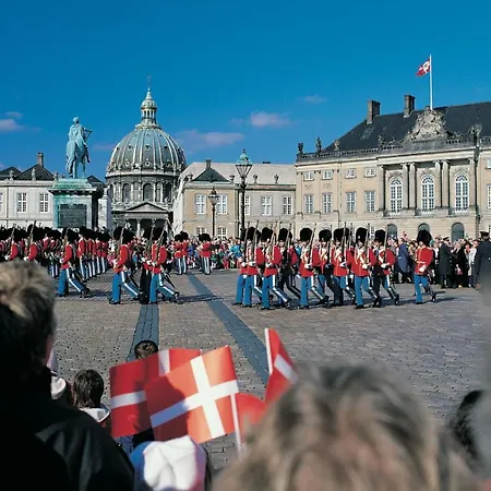 Elegant Scandinavian For 8 Guests